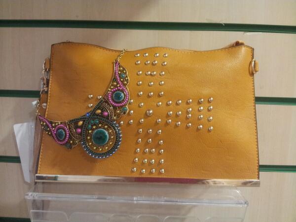 PuntaTac's tweet photo. Nueva coleccion cqrtera de mano con asa para colgar y collar corto http://t.co/IeoQ8uY3Jg