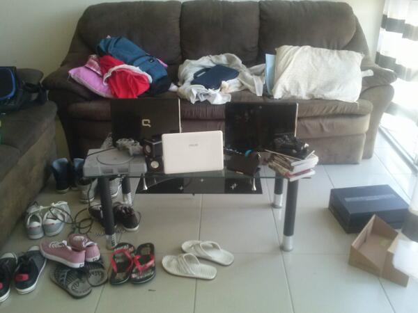 NathanCors's tweet photo. Mi mamá me mando a organizar mi cuarto y me ha tocado sacarlo todo a la sala xD http://t.co/VzdoKP24gQ