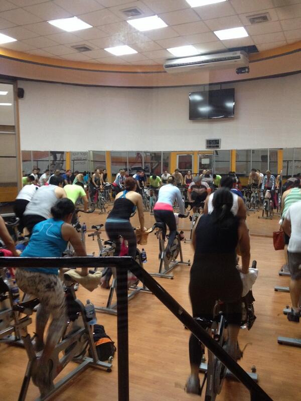 TotalGymNic's tweet photo. Y así se vive el verdadero entrenamiento en la clase de cycling http://t.co/up2DivOael