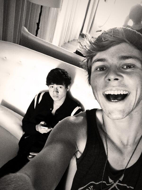 Ashton5SOS's tweet photo. And Mr Hood ☺️👍 http://t.co/9lsfY1emYZ