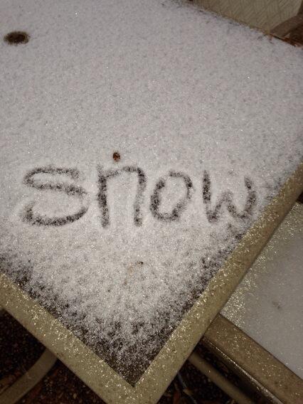 ashlynlong's tweet photo. It's snowing in mobile! #cantbelieveit @ChristineBrow19 #snowday❄️⛄️ http://t.co/vhmqUCOXWY