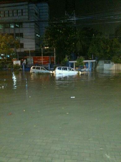 05:13 #Banjir di dpn Apartmen Mediterania Jl. Tanjung Duren Jakbar.  <a href="/sheillalaa/">Sheila Putri</a>