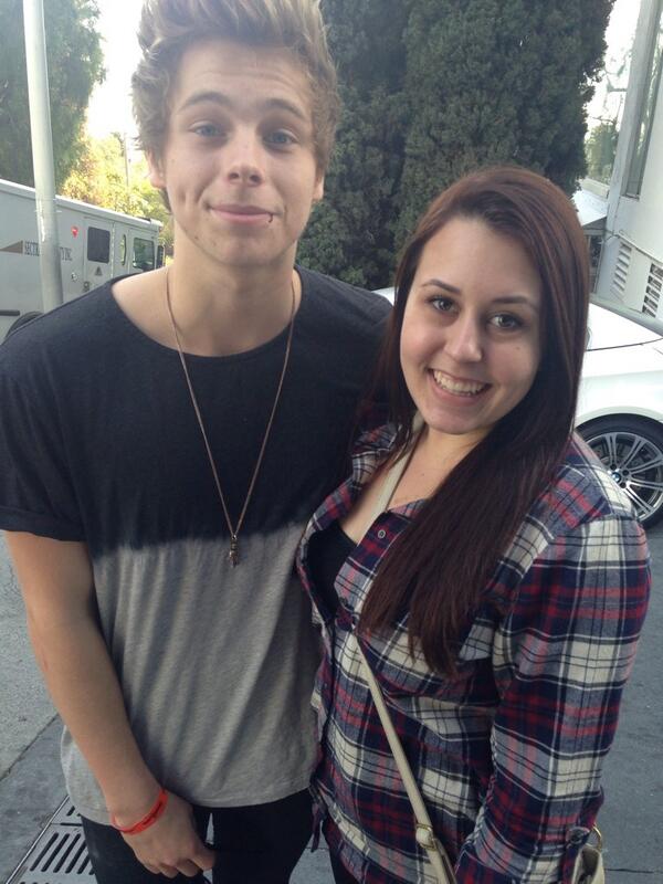 hiorheyashx's tweet photo. WE JUST MET LUKE!!!!😭😭😭 http://t.co/JxM0ua7U91