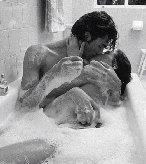 GirlsWetDreams's tweet photo. Bubble bath anyone? http://t.co/lSRzNy33n4