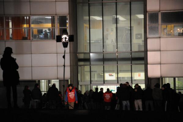 vicentjuanmtnez's tweet image. "@deshabitat: Imatges fantasmafòrigues d'una nit atziaga. #2mesos #rtvvtornarà http://t.co/l8VfHzmb54"