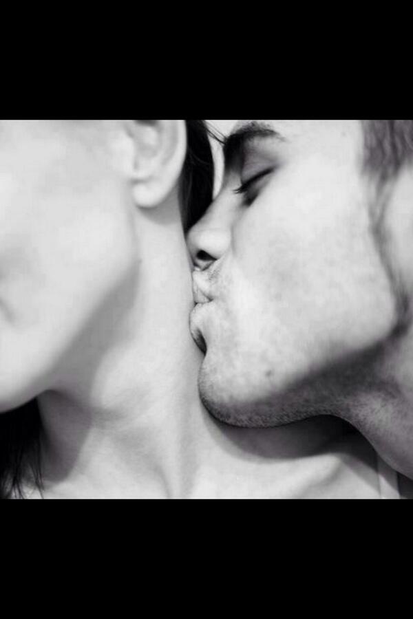 Что означает когда мужчина целует. Целует в шею. Поцелуй в губы и шею. Поцелуй в шею девушке. Поцелуй в шею парню.