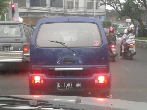 masandhira's tweet photo. Duh mobil D 1567  AM pagi-pagi udah buang sampah sembarangan dari mobil cc: @ridwankamil http://t.co/RzDEPH81jL