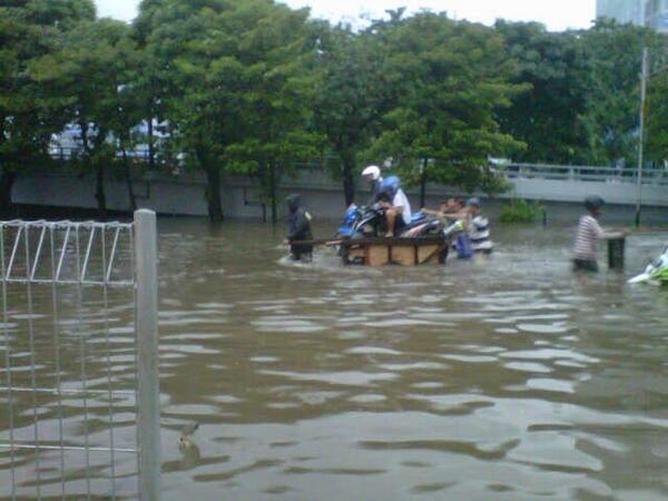 ChubbYl4dY's tweet photo. @maya_retta : 06:49 #Banjir 50-60 cm di dpn Citraland Grogol, sementara tidak bisa dilintasi semua jenis ranmor. http://t.co/Rhe2HyNFxI