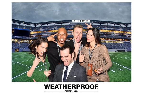 gabrielleruiz's tweet image. Broadway @ #SuperBowl Cast Rockin&apos; it out. #greenscreenproblems @ConstantineM