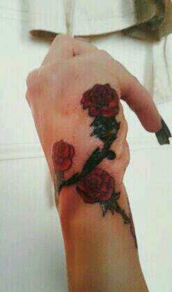 Rose Bracelet around my right wrist. My 4th rose tattoo. http://t.co/sIOaFQXFu9