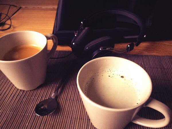 Jrmofficiel's tweet photo. Un petit café avant de commencer la journée avec @ClaraPlume ! http://t.co/bBmR3mZJpZ