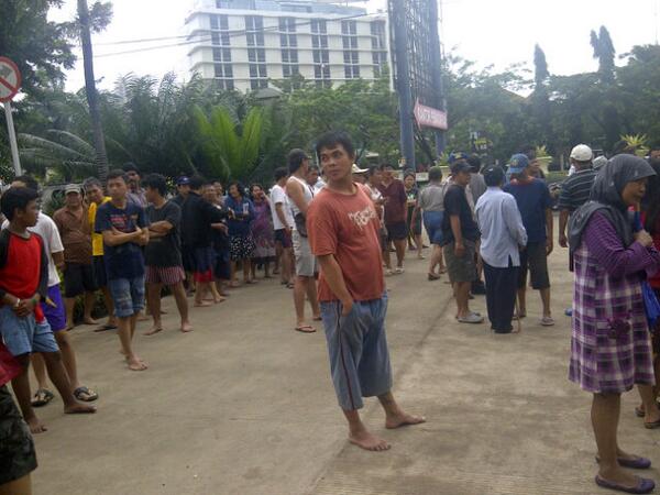 ingejuliette's tweet photo. @hannie_180510 "@TMCPoldaMetro: 14.10Warga masih Unjuk Rasa di Kantor Pemasaran Perum HarapanIndah http://t.co/ePWN0Plkuu foto @torifclever"