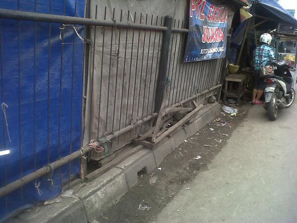 parantos diangkut ku petugas,salajengna yu sami2 jaga trotoar <a href="/dedendelicious/">Dedendelicious MC</a> <a href="/ridwankamil/">Ridwan Kamil</a> <a href="/infobdg/">BANDUNG ᮘᮔ᮪ᮓᮥᮀ</a> <a href="/n0ngkie_cumi/">miss n0ngkie</a>