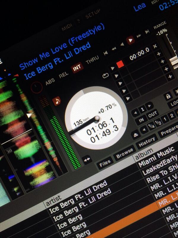 livehousedjs's tweet photo. Shoutout to Livehouse own DJ @DjChizzle playing @IceBerg305 ft @TheRealLilDred "Show me Love" freestyle http://t.co/RShAtjuNY8