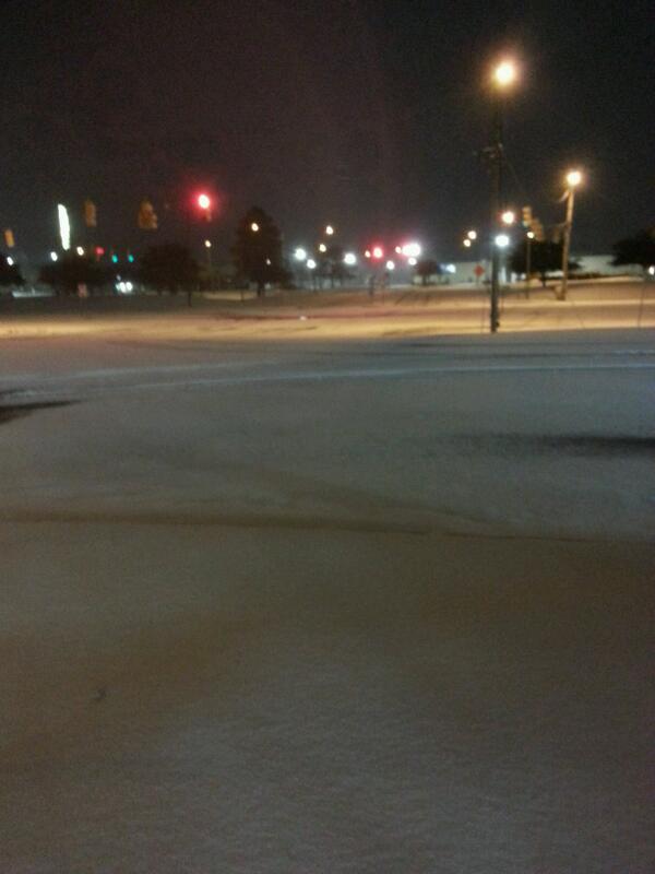 AlexHolleyFOX29's tweet photo. RT@JessicaRyanWMBF Good morning from Florence! About an inch of snow on the ground near Magnolia Mall #wmbfsnow #scwx http://t.co/TRde92a5d5