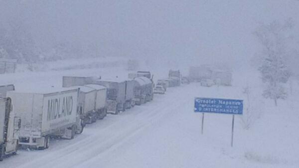 OPP_ER's tweet photo. Hwy 401 east and west bound at Napanee closed for multi vehicle crashes. Injuries have been reported. Use EDR. http://t.co/YSFF9T5Egd