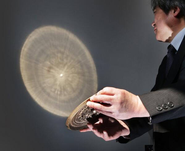 日経 写真映像 Na Twitteru 卑弥呼の鏡 との説がある古代の青銅鏡 三角縁神獣鏡 ３ｄプリンターで作ったレプリカを調べたところ 鏡 で光を壁に反射させると背面の文様が浮かび上がる 魔鏡 だったことが分かりました 尾 Http T Co Thzd38j24x Http T Co