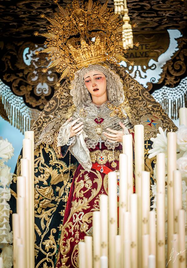 Hdad_Trinidad's tweet photo. ¡Ya somos 1.000 amigos en Facebook! http://t.co/0Xrbu2QBCS #SevillaHOY #Cofradías #Sevilla -Fotografía de @ADiazPhoto http://t.co/EbcVknT7kF
