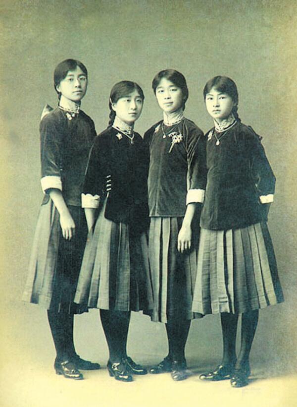 民族衣装bot ٹوئٹر پر 1916年の北京のキリスト教系のお嬢様学校 培華女子中学校の制服 中国的な上着にプリーツスカートを組み合わせた流行の中洋折衷スタイルを取り入れていた Http T Co Atvgjnsd6h
