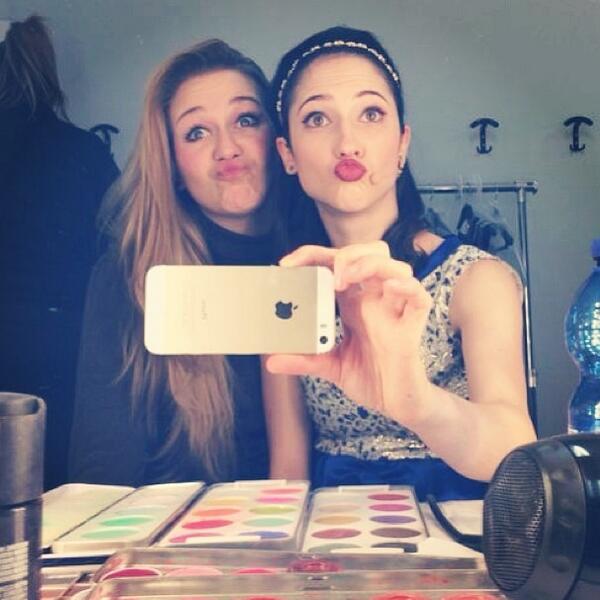 LComelloChile's tweet photo. ¡Lodovica vía Instagram hace unas horas, "LA sorpresa!!!! ❤️💖��💙💚💜"! Cc @lodocomello -Cata http://t.co/meQq54iKyV