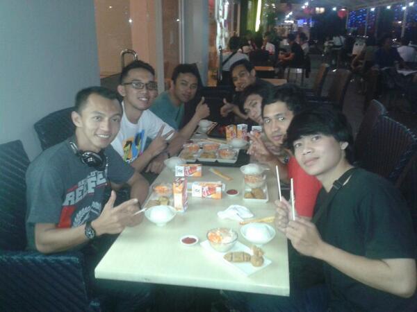 Makan2 dulu.. dari hasil saweran kang <a href="/irfanhakim/">Irfan Hakim</a> tadi di @LawanTawa_GTV :D