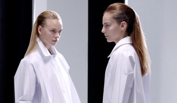 shdnsm_com's tweet photo. #IsseyMiyake lancia la collezione SS14 con un film girato dalla giovane videomaker @lisapaclet http://t.co/5RSQkDxlKg http://t.co/Th50UdbKXi