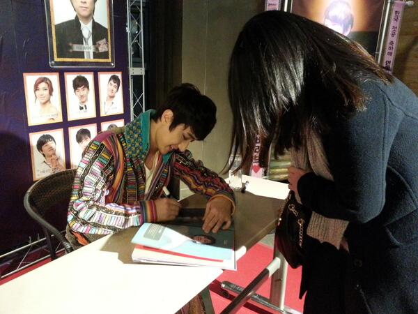 MusicalJoseph's tweet photo. 밤공이 끝난 후 김승대, 김경선, 김장섭 배우님의 팬싸인회가 진행되었습니다^^ 정성스레 사인해주시는 배우님들의 모습이 느껴지시나요?^^ http://t.co/MHYmn6vPRJ