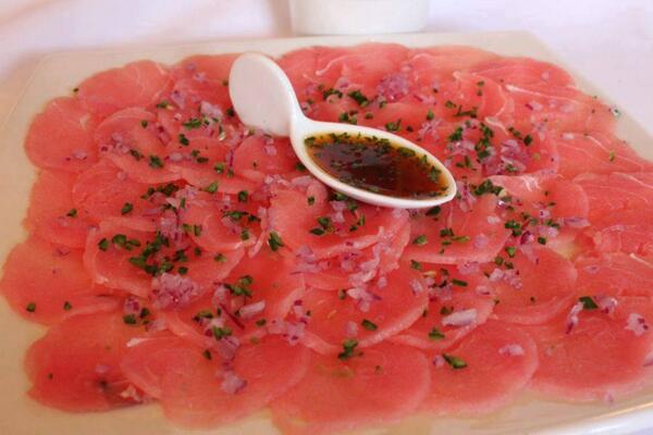 Chiringuito1's tweet photo. ¡Carpaccio de atún! Inolvidable sabor para tu paladar. http://t.co/rqNjxoFWAP