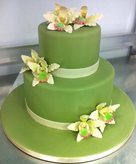The green base on this 2-tier gives this classic style cake a little oomph! #weddingwednesday