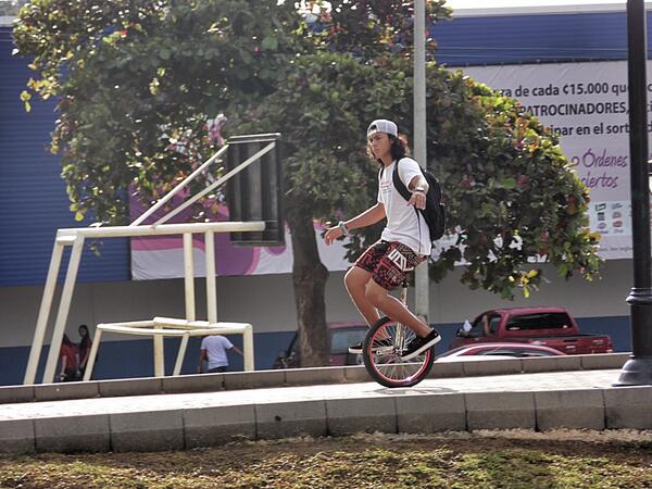 Viva_colon's tweet photo. It’s always fun to see a mono cycler in action! One of the sports you will find in the central park of #CiudadColón http://t.co/mqEhWQMFIZ