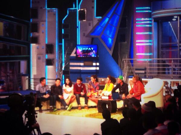 WorldOfHivi's tweet photo. "@RizqiaNovi: "@sayHiVi: We're back on @bukan4mata @TRANS7! http://t.co/ukv75upWJb""
