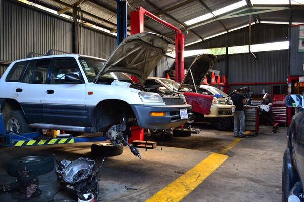 KIJUUCC's tweet photo. KIJUUCC interview. Inside the TEMM auto mechanic shop #peacemediacoopclass #ciudadcolon #costaricamechanic @UPEACE http://t.co/ICnvc90EHQ