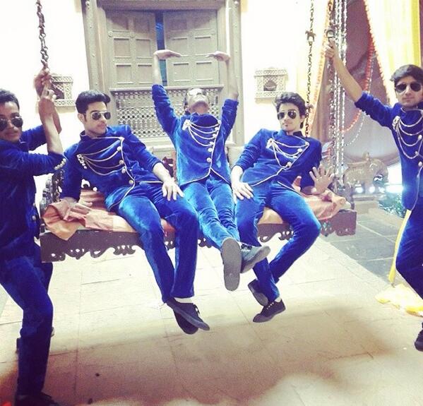 MJ5fanclub's tweet photo. MJ5 being their cute and funny selves :') #missingvishnu #welcomesunny http://t.co/3ie4utqbUk