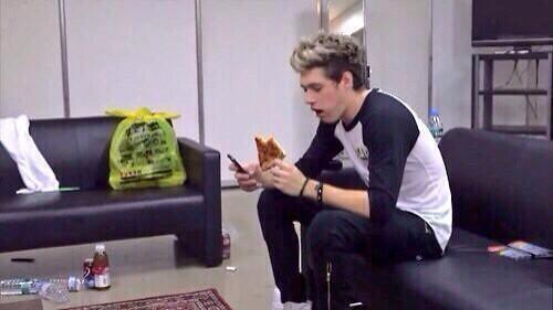 ProblemsGirly_'s tweet image. Basically me in public.