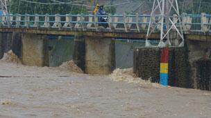 liputan6dotcom's tweet photo. Bogor Hujan Deras, Bendungan Katulampa Siaga 1 Banjir http://t.co/Ah68N1iouS http://t.co/JO2Fxlw3kb