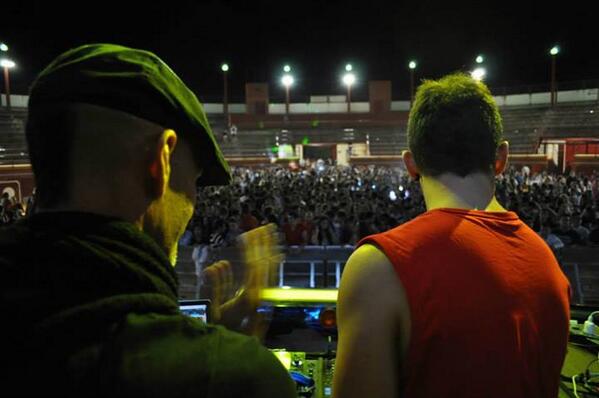 Los40Dance's tweet photo. Sale @Arturograo1 http://t.co/WHltUVRVVD entra #faraón @RamsesLopezFM hasta las 22h! ¿Quién es quién? #MaximaMeGusta http://t.co/MQ71bTIw0o