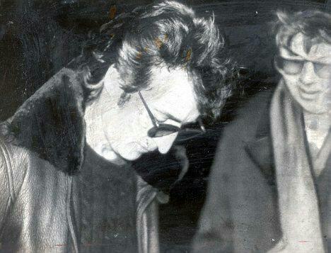 CoinWuTang's tweet photo. John Lennon firmando un disco a Mark David Chapman, quien momentos después, lo asesinaría. http://t.co/hohwp5q05Z