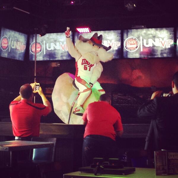 Zobi's tweet photo. Things happen when we goto @RockhouseVegas. #VideoShoot #UNLVip #Vegas @UNLVAlumni http://t.co/F3PyjsyezJ