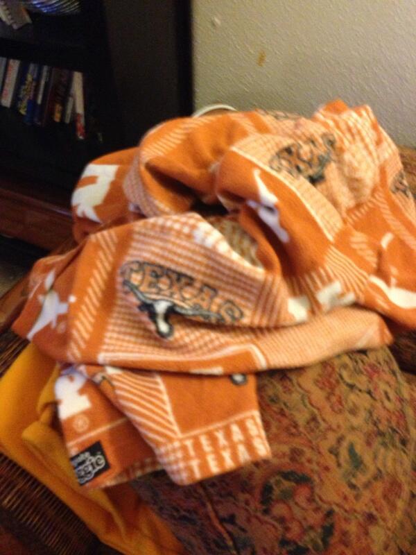 cainnevaeh's tweet photo. @Yeezusthegenius how do you fold a #snuggie? Ideas @mryukface? http://t.co/40zRgZlEn7