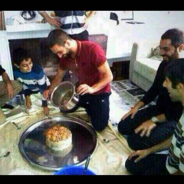 cagdassevinc's tweet photo. Arda Turan maklube yaparken http://t.co/HnDAtgIqKZ