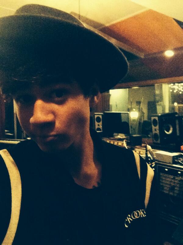 The studio we were at yesterday had array of great hats. 🍌