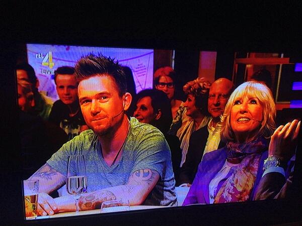 SEforGNF's tweet photo. Week van het vergeten kind, @JohnnyDeMolSite en Willeke bij@RTLLateNight http://t.co/rvTfD7gyXo