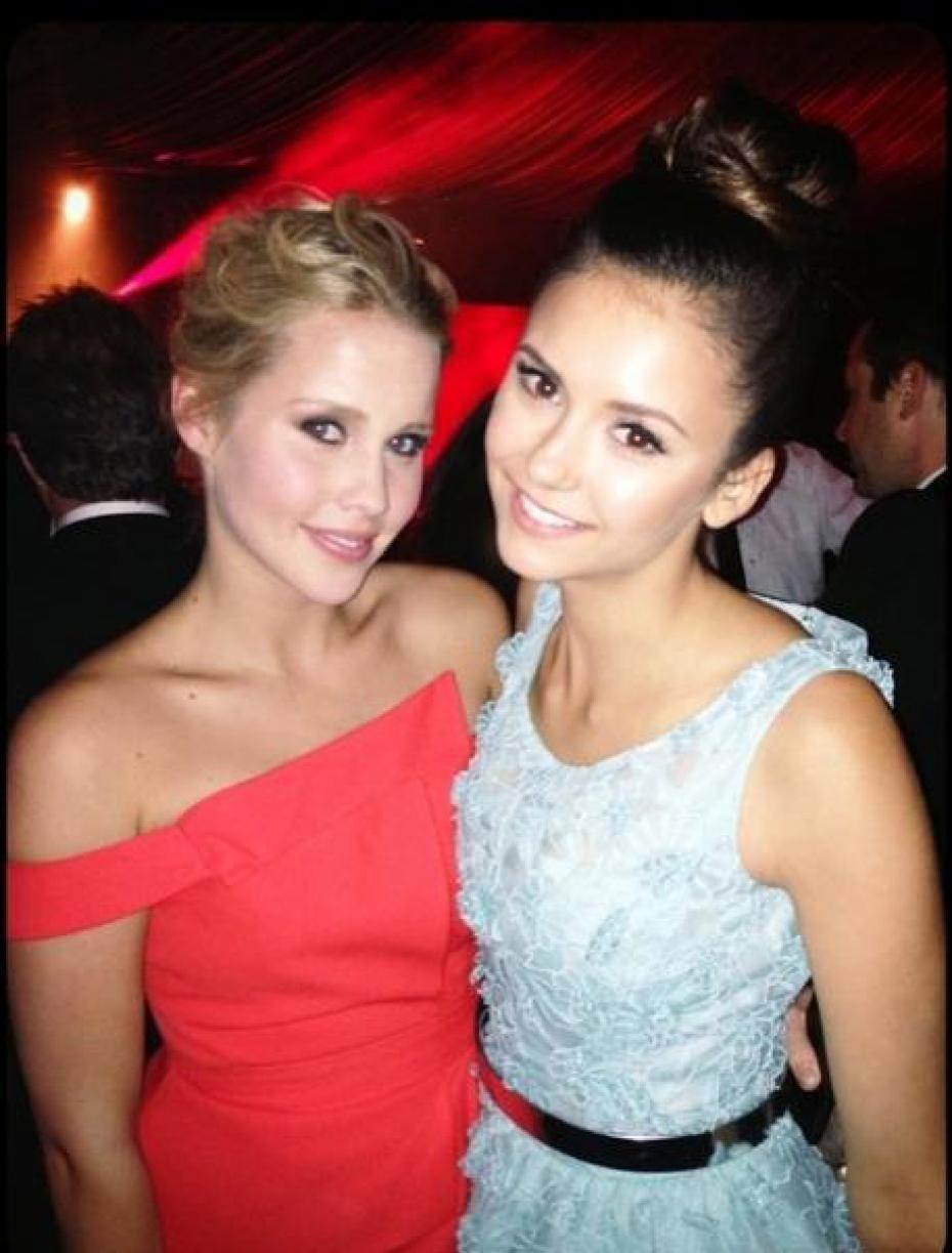 claire-holt-et-nina-dobrev-the-vampire-diaries-2009