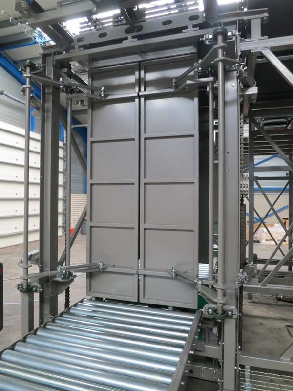 Slootwegmach's tweet photo. High speed palletising machine #slootweg with a stacking box. Every bag can be palletised within the pallet http://t.co/NiU8fbd8WY