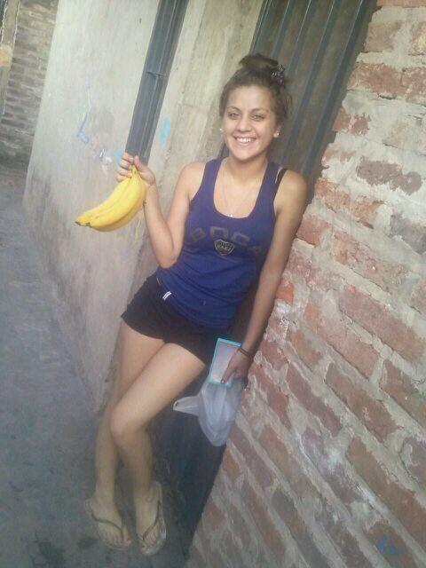 MiLiAguiLarr's tweet photo. Siempre con las bananas en la mano que pibaaaaaa jajaja http://t.co/melYncgIYf
