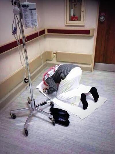 sumaya.A.N (@sumaya2009) on Twitter photo “<a href="/SaudiNews50/">أخبار السعودية</a>: #صورة مريض يسجد لله أثناء حقنه بجرعات الكيماوي ، الأكثر إعجاباً ..
#السعودية #الرياض
- ” “<a href="/SaudiNews50/">أخبار السعودية</a>: #صورة مريض يسجد لله أثناء حقنه بجرعات الكيماوي ، الأكثر إعجاباً ..
#السعودية #الرياض
- ”