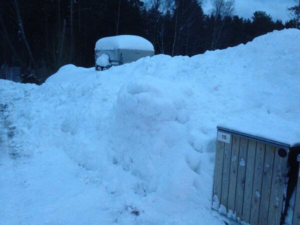 LisbethIversen's tweet photo. Gratis snø til avhenting for alle som måtte ønske det, mer på vei ned- så tilførselen er sikret. http://t.co/65BKWhrEmp