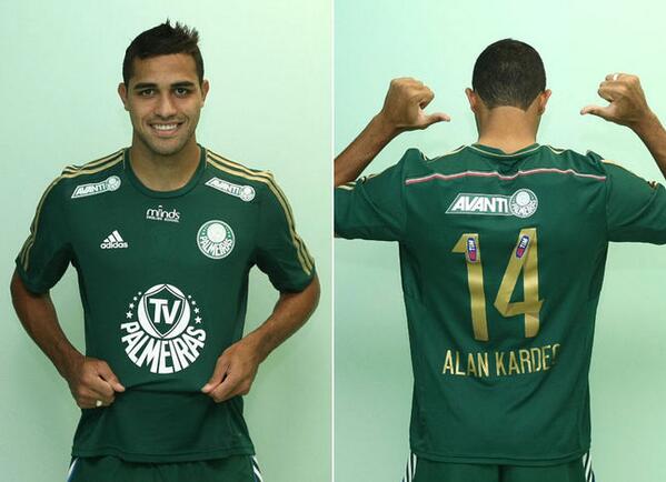 SomosAlviverdes's tweet photo. Alan Kardec com a camisa que o palmeiras usará amanhã, com o logo da TV Palmeiras: http://t.co/w3HW1M3MrF