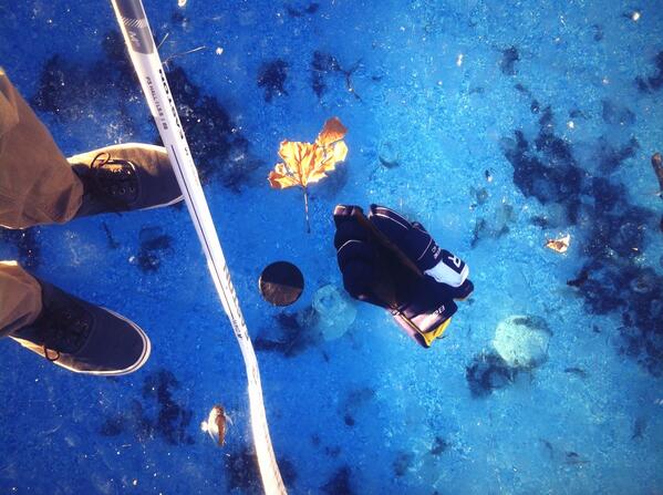 jacksonMc27's tweet photo. Nothing like hockey on the pool http://t.co/SjtJ1bQ7Z4