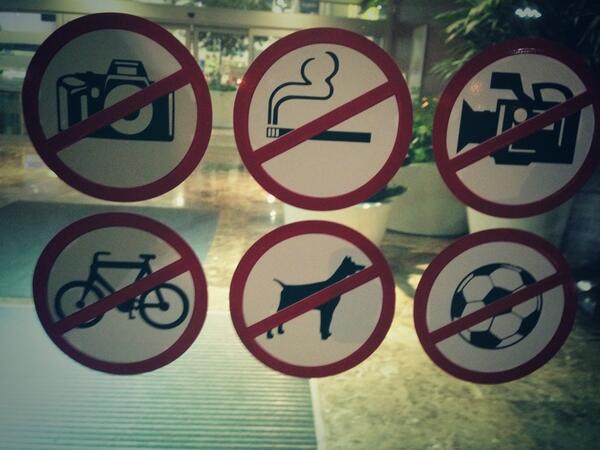 Rubiu5's tweet photo. Prohibido sacar fotos a perros fumando mientras se graban vlogs montados en una bicicleta cagando balones de futbol. http://t.co/WskQZRrS0S